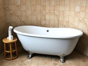 Trace de rouille dans la baignoire : 15 trucs et astuces pour en venir à bout !