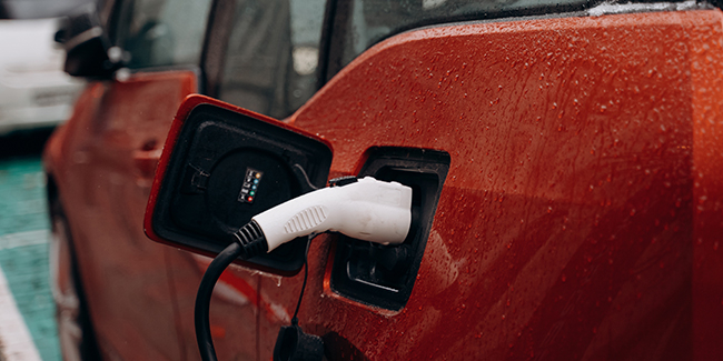 Prise renforcée ou borne de recharge : comment faire le bon choix ?