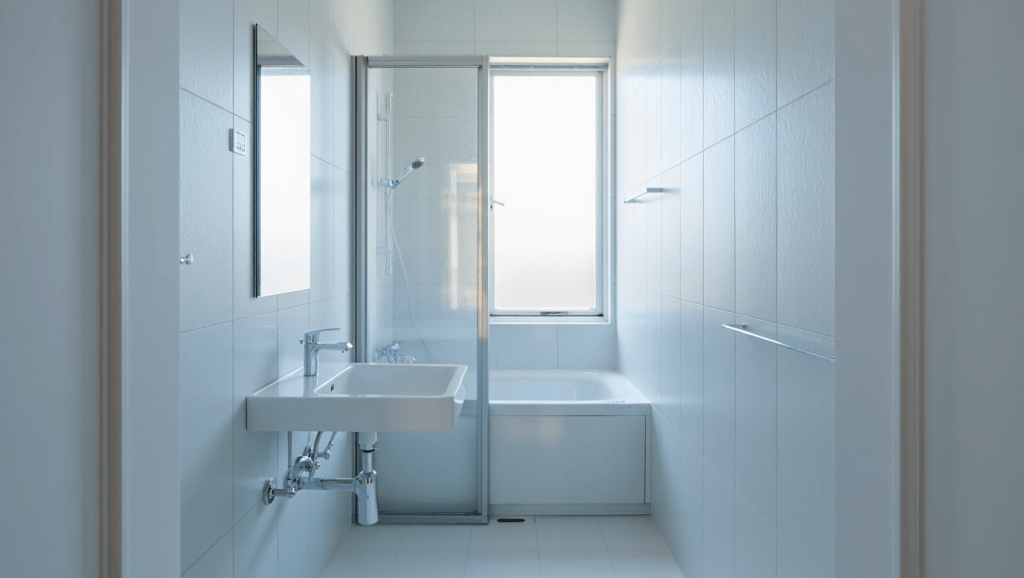 Petite salle de bain : 5 idées d'aménagement et de déco pour du volume