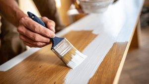 Comment peindre sur du bois sans le poncer (meuble, parquet, escalier…) ?