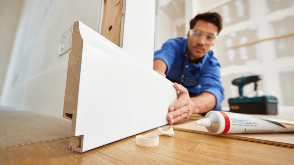 Comment poser des plinthes ? Méthode, faut-il coller, clouer ou visser ?