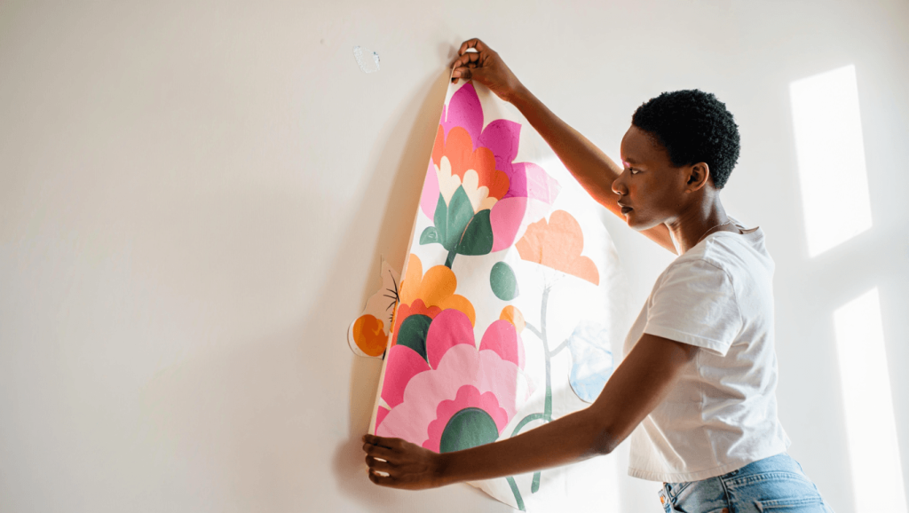 Comment poser un sticker décoratif sur un mur ou une porte ?