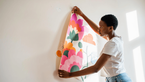 Comment poser un sticker décoratif sur un mur ou une porte ?
