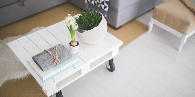 Une table basse pour le salon, oui, mais comment choisir ? Nos conseils