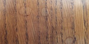 Enlever des taches d'eau sur du bois : nos trucs et astuces