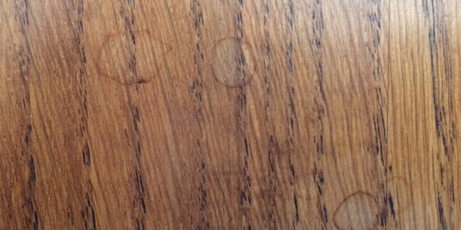 Enlever des taches d'eau sur du bois : nos trucs et astuces