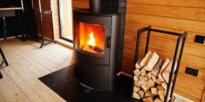Poêle à bois ou poêle à granulés : lequel choisir ? Le comparatif !