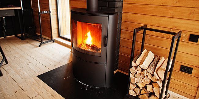 Poêle à bois ou poêle à granulés : lequel choisir ? Le comparatif !