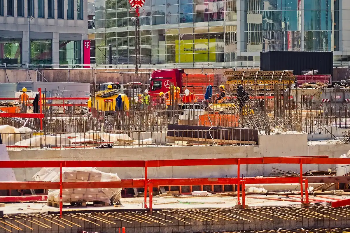 Travaux de terrassement et fondations pour une véranda sur terrain préparé