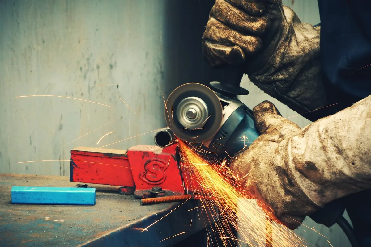 Ventouse et outils de bricolage posés près d'un évier, vue rapprochée