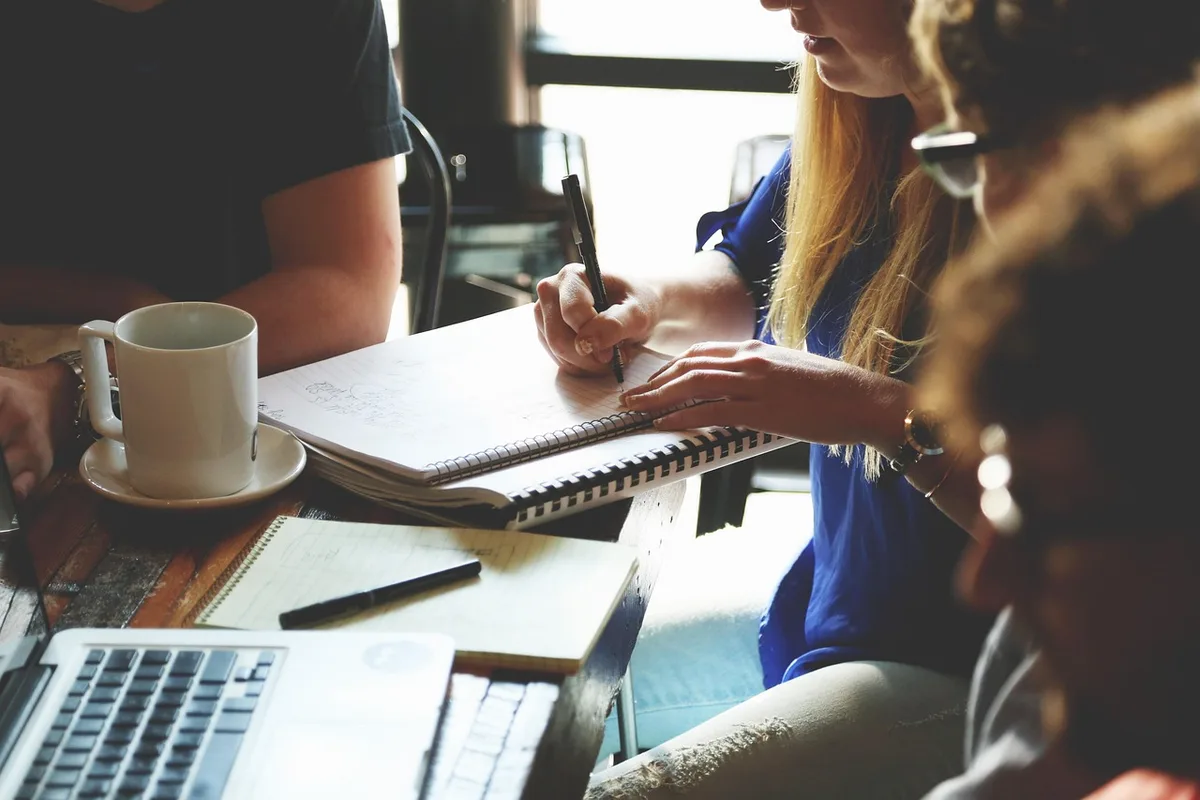 Réunion informelle entre entrepreneur et représentant d'un réseau de franchise