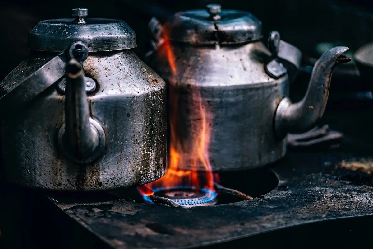 Personne portant des gants et aérant une cuisine pendant la préparation