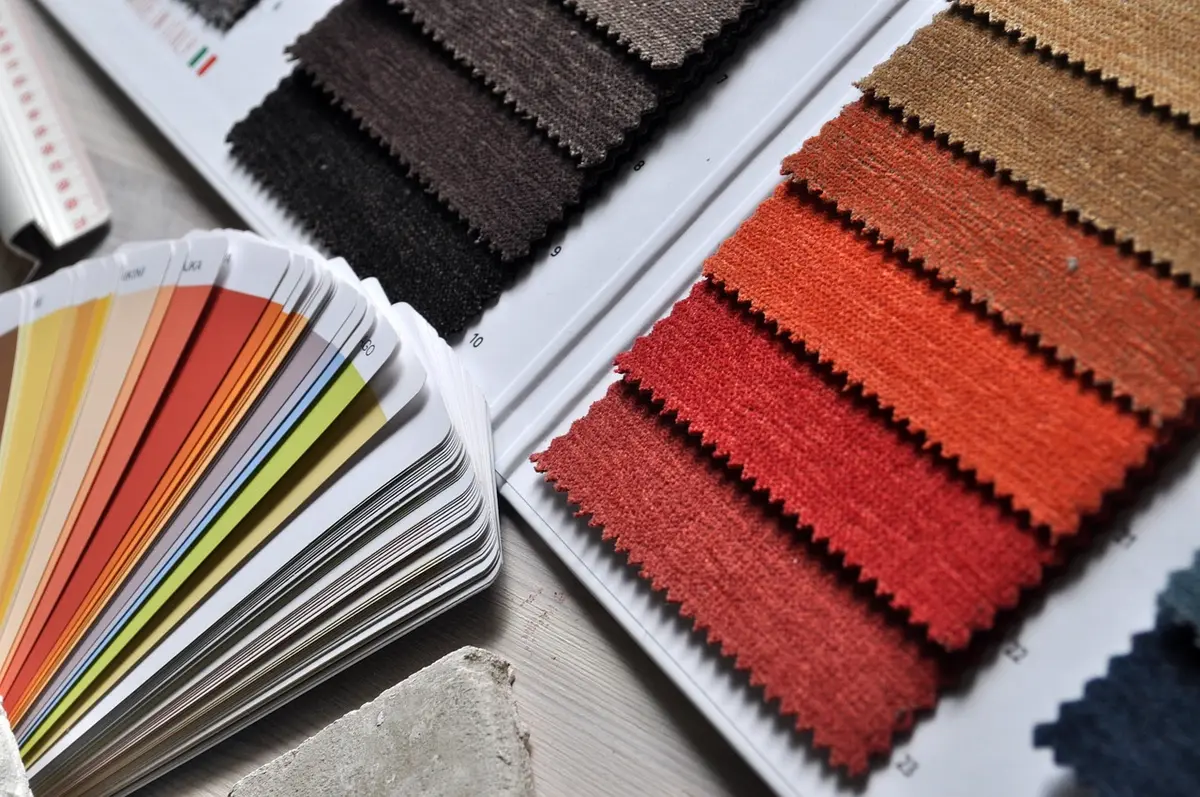 Palette montrant mélange de rouge et de vert pour obtenir du marron
