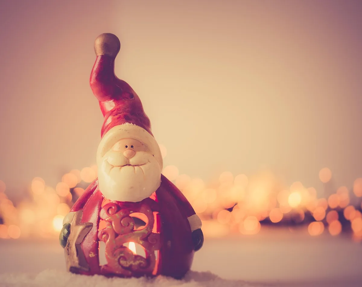 Tas de décorations de Noël en plastique jetées dans une benne