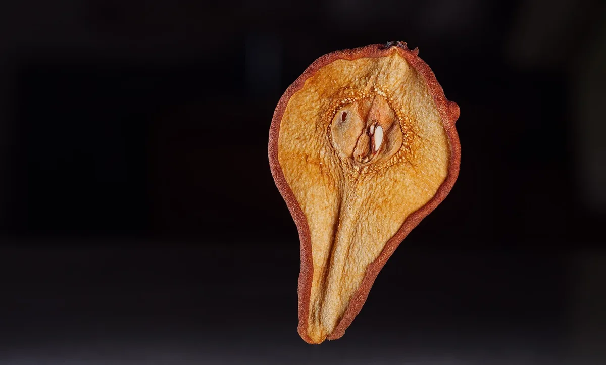 Tranches d'agrumes séchées sur une plaque de cuisson