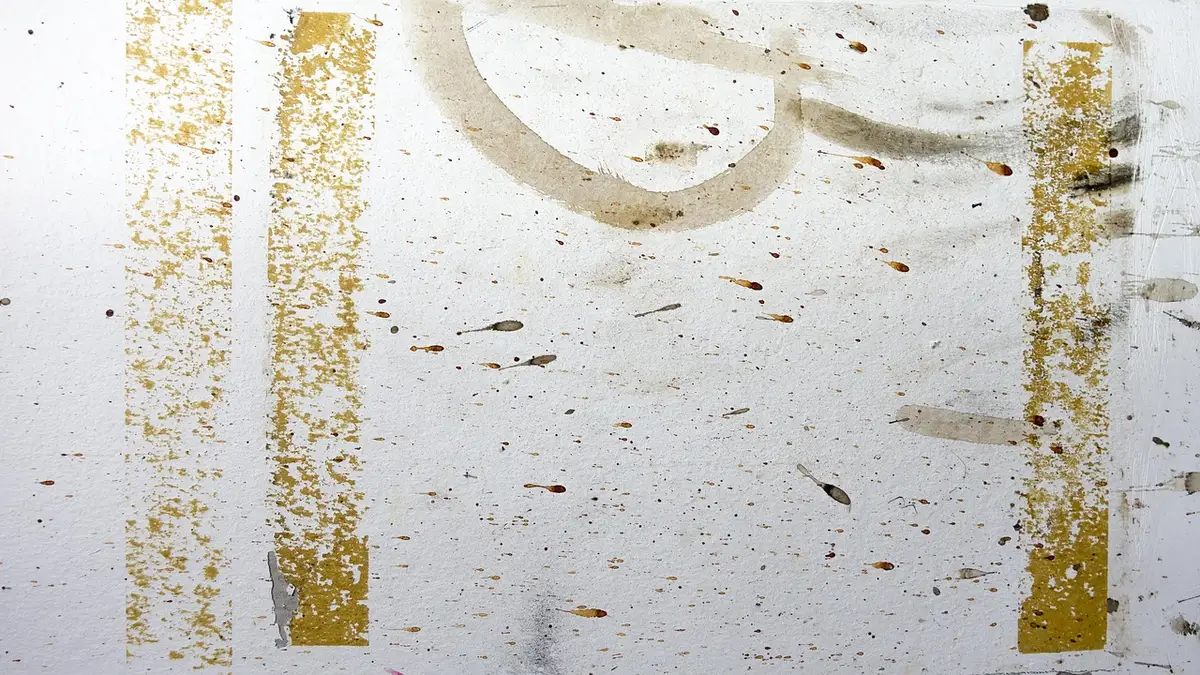 Photos fixées au mur avec masking tape coloré